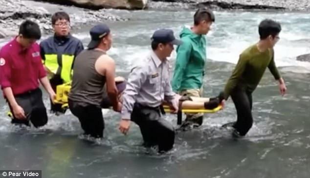 doi truong doi cuu ho dau don khi phat hien nan nhan bi chet duoi chinh la con gai - 4