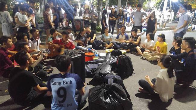 Chia tay rồi vẫn tổ chức sinh nhật cho người yêu cũ ở phố đi bộ dù nàng đã có bạn trai mới - Ảnh 3.