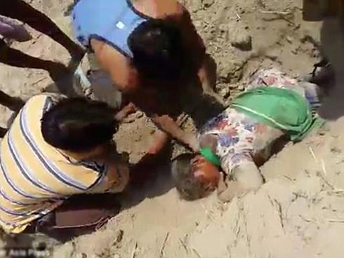 Tranh chấp đất đai, cô gái 19 tuổi suýt bị chôn sống