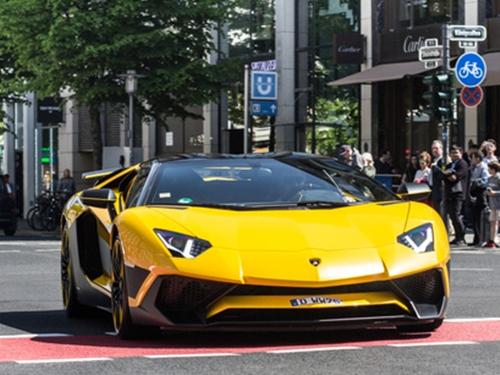 Đã mắt bộ áo 2 màu của siêu xe Lamborghini Aventador SV mui trần hàng hiếm