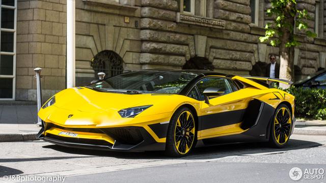 Đã mắt bộ áo 2 màu của siêu xe Lamborghini Aventador SV mui trần hàng hiếm - Ảnh 3.