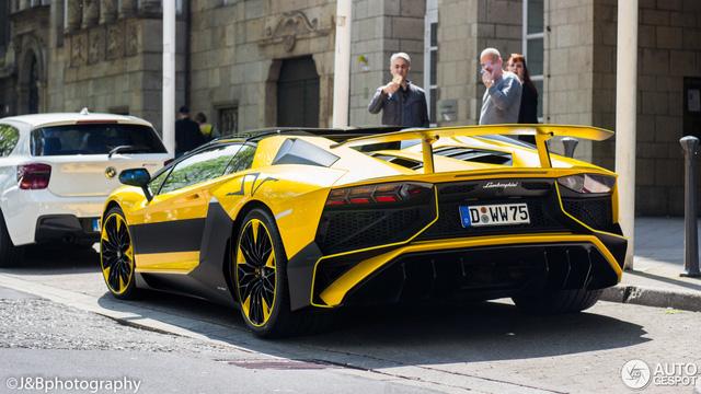 Đã mắt bộ áo 2 màu của siêu xe Lamborghini Aventador SV mui trần hàng hiếm - Ảnh 2.