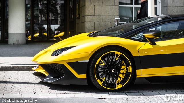Đã mắt bộ áo 2 màu của siêu xe Lamborghini Aventador SV mui trần hàng hiếm - Ảnh 4.