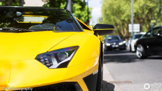 Đã mắt bộ áo 2 màu của siêu xe Lamborghini Aventador SV mui trần hàng hiếm - Ảnh 6.