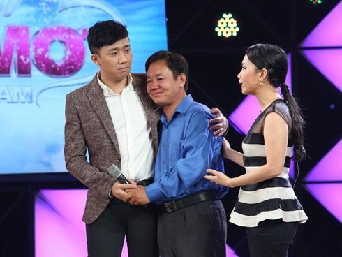 Rơi lệ xem người cha thi hát để chữa chạy cho con bị teo não