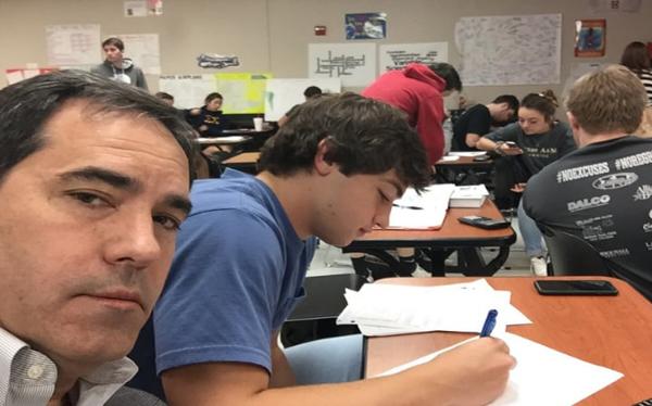 ong-bo-gay-bao-mang-voi-chieu-tri-tat-noi-chuyen-trong-lop-cua-con-trai