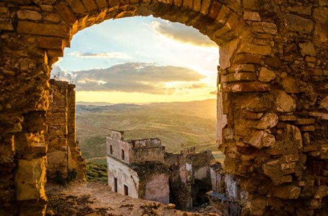 Craco, Italia: Do điều kiện canh tác nông nghiệp khắc nghiệt cùng với lở đất, lũ lụt và động đất, thị trấn vùng núi này hiện đã trở thành vùng đất hoang. Mặc dù vậy, nó trở thành bối cảnh cho nhiều bộ phim như Cuộc khổ nạn của Chúa và Định mức khuây khỏa.