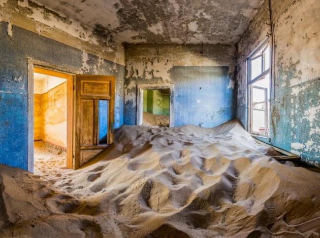 Kolmanskop, Namibia: Cách thành phố cảng Lüderitz vài km, Kolmanskop đã trở thành một thị trấn khai thác mỏ tấp nập sau khi công nhân tên Zacharias Lewala phát hiện kim cương ở đây vào năm 1908. Nhưng nó đã rơi vào quên lãng trở nên hoang phế vào năm 1954 khi nguồn kim cương cạn kiệt.