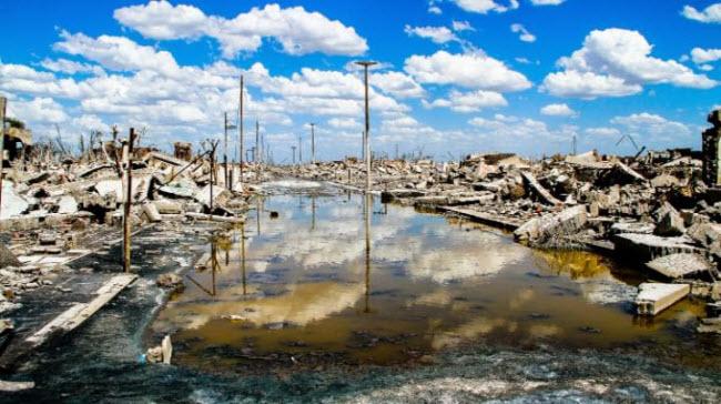 Epecuén, Argentina: Trận lụt kinh hoàng vào năm 1985 đã nhấn chìm và phá hủy thị trấn Epecuén, khiến toàn bộ cư dân phải sơ tán và biến nơi đây thành một biển nước. Cho đến năm 2009, toàn thị trấn vẫn bị ngập dưới 9m nước.