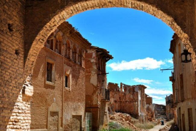 Belchite, Tây Ban Nha: Đây là địa điểm diễn ra cuộc chiến ác liệt vào năm 1937 giữa quân đội của Tướng Franco và quân Cộng hòa Tây Ban Nha. Một ngôi làng mới được xây dựng vài năm sau đó không xa thị trấn cũ bị bỏ hoang.