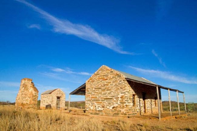 Arltunga, Australia: Thị trấn này được xây dựng dành cho những người khai thác vàng, nhưng môi trường độc hại đã cướp đi nhiều sinh mạng của cư dân ở đây. Ngày nay, thị trấn trở thành một địa điểm đáng sợ với những khu mỏ hoang và nghĩa trang lạnh lẽo.