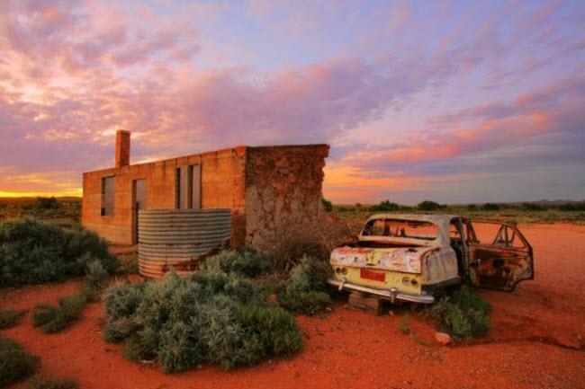 Silverton, Australia: Silverton từng là một thị trấn khai thác mỏ nhộn nhịp vào nửa cuối thế kỷ 19. Khi nguồn tài nguyên cạn kiệt, nơi đây được cải tạo thành khu giải trí nhưng không thu hút được nhiều du khách. Một số bộ phim đã sử dụng nơi đây làm bối cảnh.