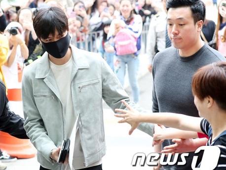 Hàng trăm fans từ khắp Châu Á chia tay Lee Min Ho lên đường nhập ngũ