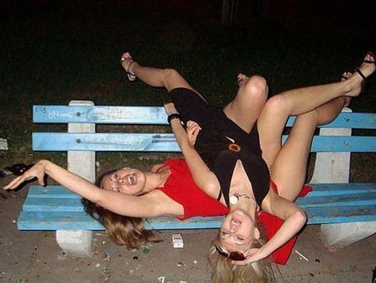 Ảnh hài: 'Bão' sắp đổ bộ, chị em nên cảnh giác