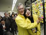 Đến phu nhân tân Tổng thống Hàn Quốc còn 'cọc đi tìm trâu', thì phụ nữ khi yêu hãy cứ bất chấp