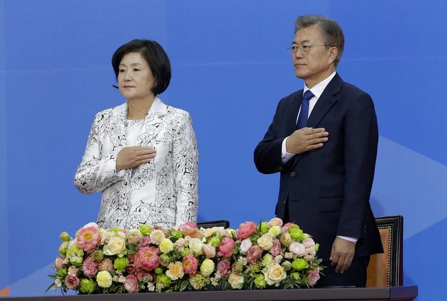 Đến phu nhân tân Tổng thống Hàn Quốc còn cọc đi tìm trâu, thì phụ nữ khi yêu hãy cứ bất chấp - Ảnh 1.