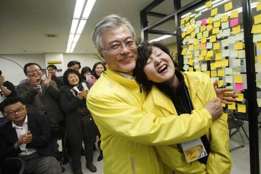 Đến phu nhân tân Tổng thống Hàn Quốc còn cọc đi tìm trâu, thì phụ nữ khi yêu hãy cứ bất chấp - Ảnh 11.