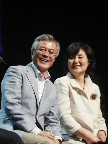 Đến phu nhân tân Tổng thống Hàn Quốc còn cọc đi tìm trâu, thì phụ nữ khi yêu hãy cứ bất chấp - Ảnh 10.