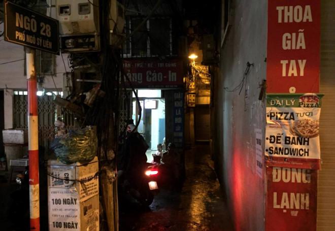 Canh sat vay rap nghi can dam nguoi roi co thu trong nha hinh anh 2