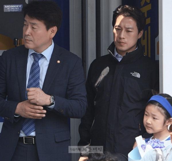 Vệ sĩ đẹp trai như tài tử của tân Tổng thống Hàn Quốc khiến dân mạng đứng ngồi không yên - Ảnh 8.