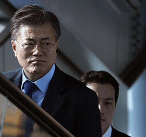 Vệ sĩ đẹp trai như tài tử của tân Tổng thống Hàn Quốc khiến dân mạng đứng ngồi không yên - Ảnh 1.