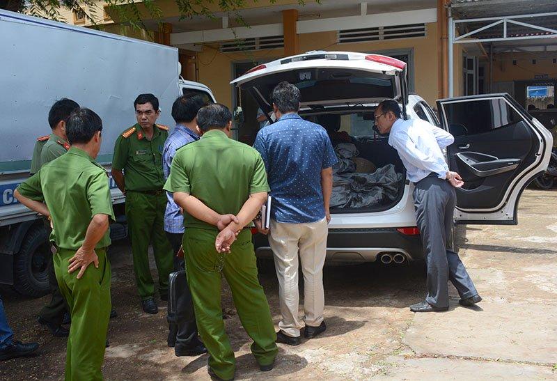 Cơ quan CSĐT Công an tỉnh Bến Tre cho biết, đang điều tra vụ anh Trần Thanh Hoài (32 tuổi, ngụ huyện Ba Tri, tỉnh Bến Tre) - một công nhân làm việc tại địa phương dựng xe máy nằm ngủ bên đường, bị ô tô cán tử vong. Người gây án là ông Phạm Văn Dưỡng (53 tuổi, ngụ huyện Ba Tri). Điều đặc biệt, sau khi gây tai nạn, ông Dưỡng điều khiển xe bỏ chạy nhưng không biết thi thể nạn nhân vẫn ở dưới gầm xe.