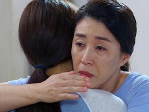 Con dâu thành phố lần đầu về quê chồng, lúc ra về cứ ôm mẹ chồng mà khóc nấc