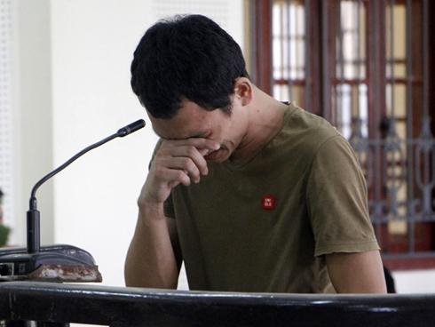 Chém chết hàng xóm, 9X ôm mặt khóc nức nở