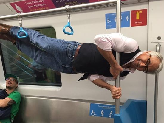 Ảnh hài: Đừng có tưởng già mà không... 'quậy' nhá!