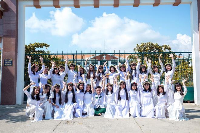 Bộ ảnh kỷ yếu đơn giản mà cực đáng yêu của lớp học với 27 cô gái và... 1 chàng trai - Ảnh 1.