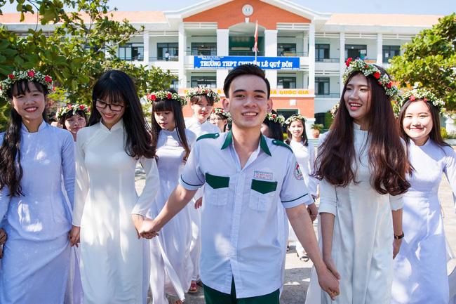 Bộ ảnh kỷ yếu đơn giản mà cực đáng yêu của lớp học với 27 cô gái và... 1 chàng trai - Ảnh 8.