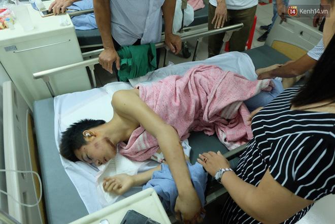 Người thân không nhận ra nam sinh mắc kẹt dưới gầm ô tô Camry sau tai nạn kinh hoàng ở Bắc Ninh - Ảnh 2.
