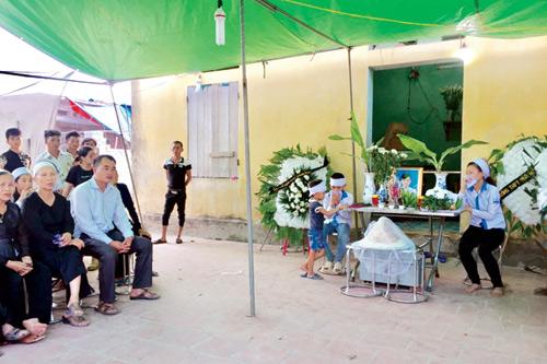 dai tang o vung que ngheo noi 3 hoc sinh xe camry dam tu vong tren duong di hoc ve - 1