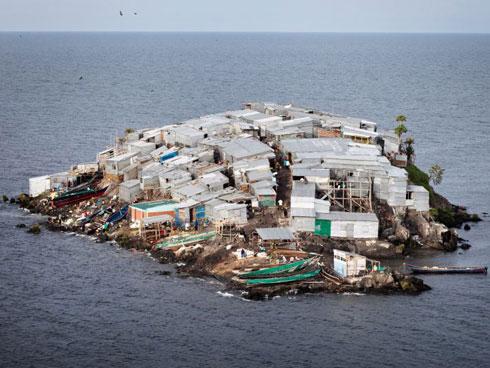 Hòn đảo bé chỉ bằng nửa sân bóng nhưng có tới 1.500 người dân sinh sống - Ảnh 1.