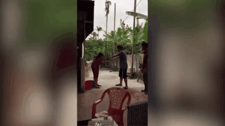 Hết gọt dứa, vặt lông vịt, chương trình thách bạn thành công hôm nay là màn thử tài... vẩy rau sống - Ảnh 2.