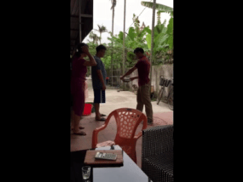 Hết gọt dứa, vặt lông vịt, chương trình 'thách bạn thành công' hôm nay là màn thử tài... vẩy rau sống