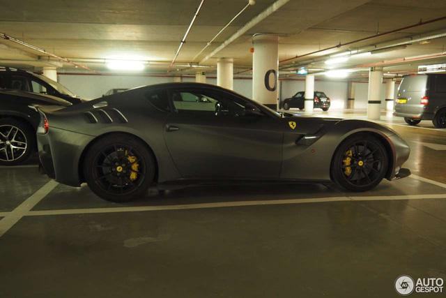 Hàng hiếm Ferrari F12tdf màu đem nhám lạ mắt xuất hiện tại Barcelona - Ảnh 1.