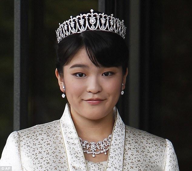 Công chúa Nhật Bản từ bỏ địa vị hoàng gia để kết hôn với thường dân - Ảnh 1.