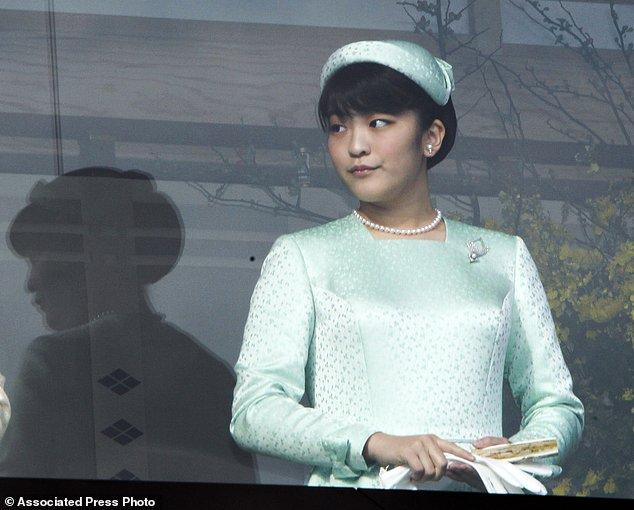 Công chúa Nhật Bản từ bỏ địa vị hoàng gia để kết hôn với thường dân - Ảnh 3.