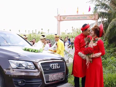 'Hot boy trà sữa' Lê Tấn Lợi gây chú ý khi rước vợ về dinh bằng xe sang