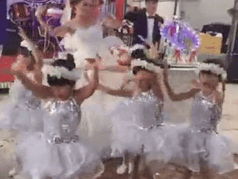 Cô dâu múa cùng học trò siêu dễ thương trong ngày cưới