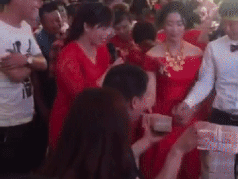 Choáng với cặp đôi Trung Quốc mang bao tải đựng tiền mừng trong ngày cưới
