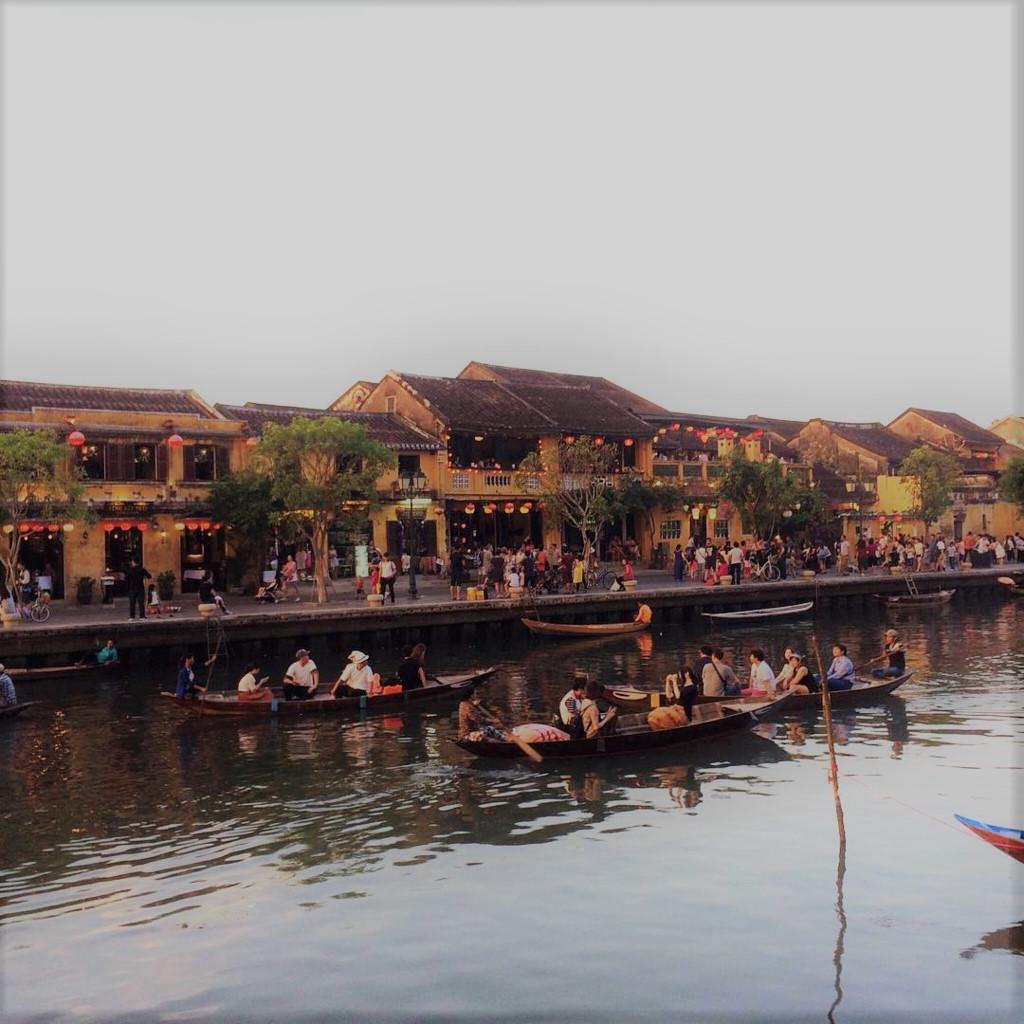 Loat anh check-in Hoi An: Dong duc nhung khong xo bo hinh anh 3