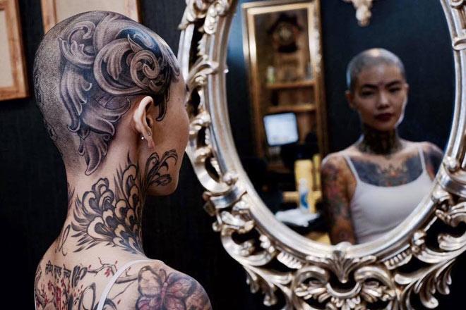 co gai xam tro bi de biu giua pho bat ngo cao troc, xam kin dau hinh anh 4