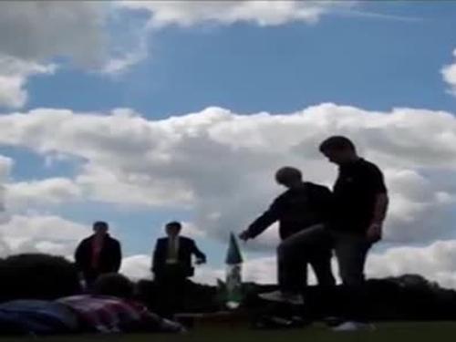 Clip hài: Gặp nạn cũng chỉ vì cái tính... tò mò