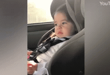 Be gai 'quay' theo dung dieu nhac khi dang ngoi trong oto hinh anh 1