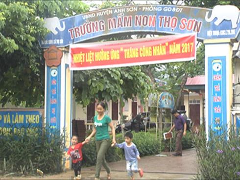 Phụ huynh tố trường mua 'gà nhiễm bệnh' chế biến thức ăn cho trẻ