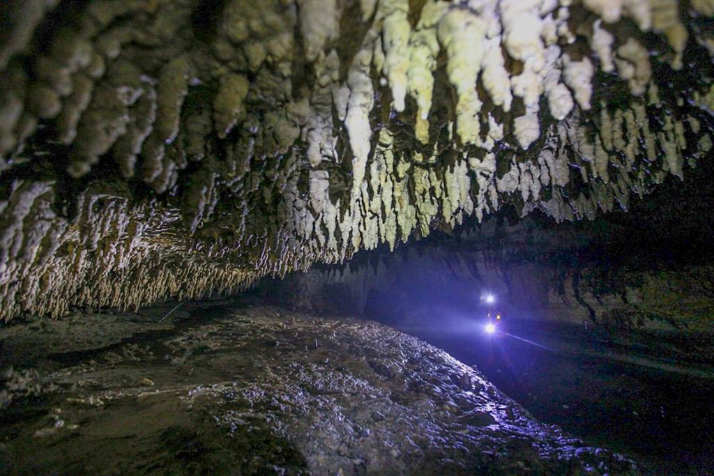 To da, nhu da hang chuc nghin nam trong hang 'Son Doong cua Ba Be' hinh anh 3