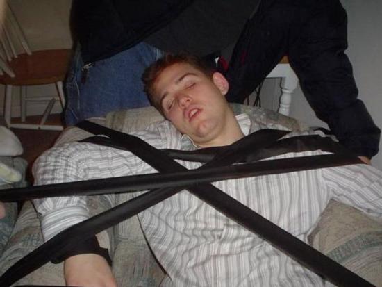 Ảnh hài: Cái kết 'cay đắng' khi đi ngủ không xem... giờ lành