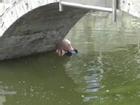 Người đàn ông tự tử hụt vì nhảy xuống sông quá nông